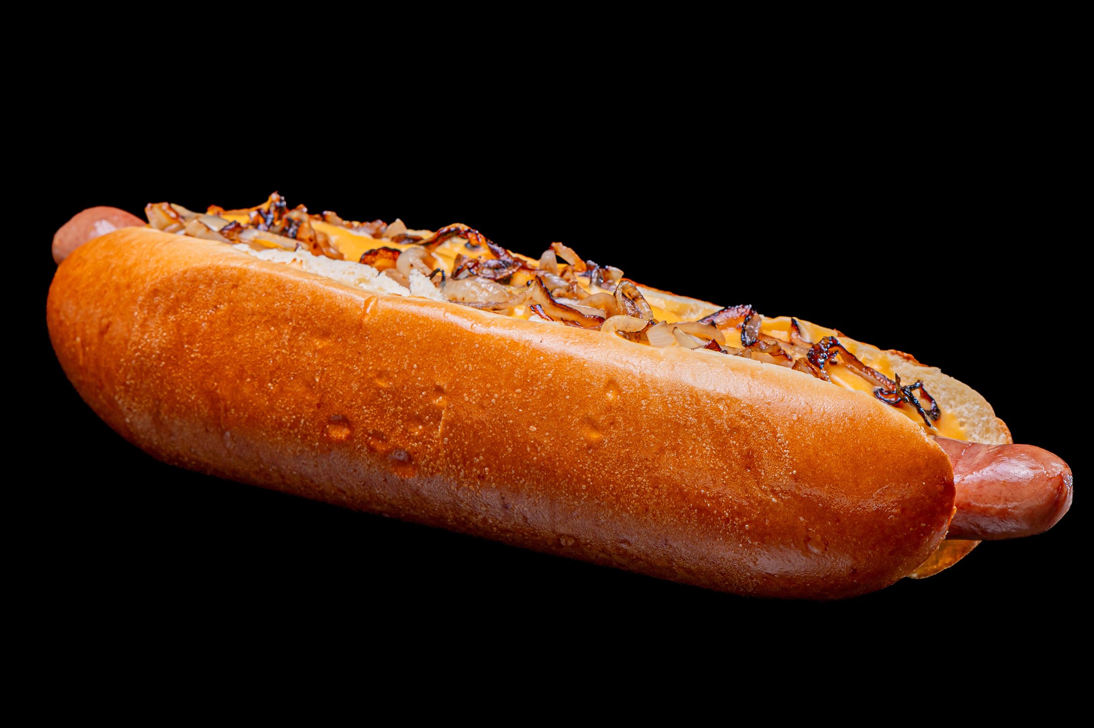 Hot dog pe fundal negru cu textura aurie
