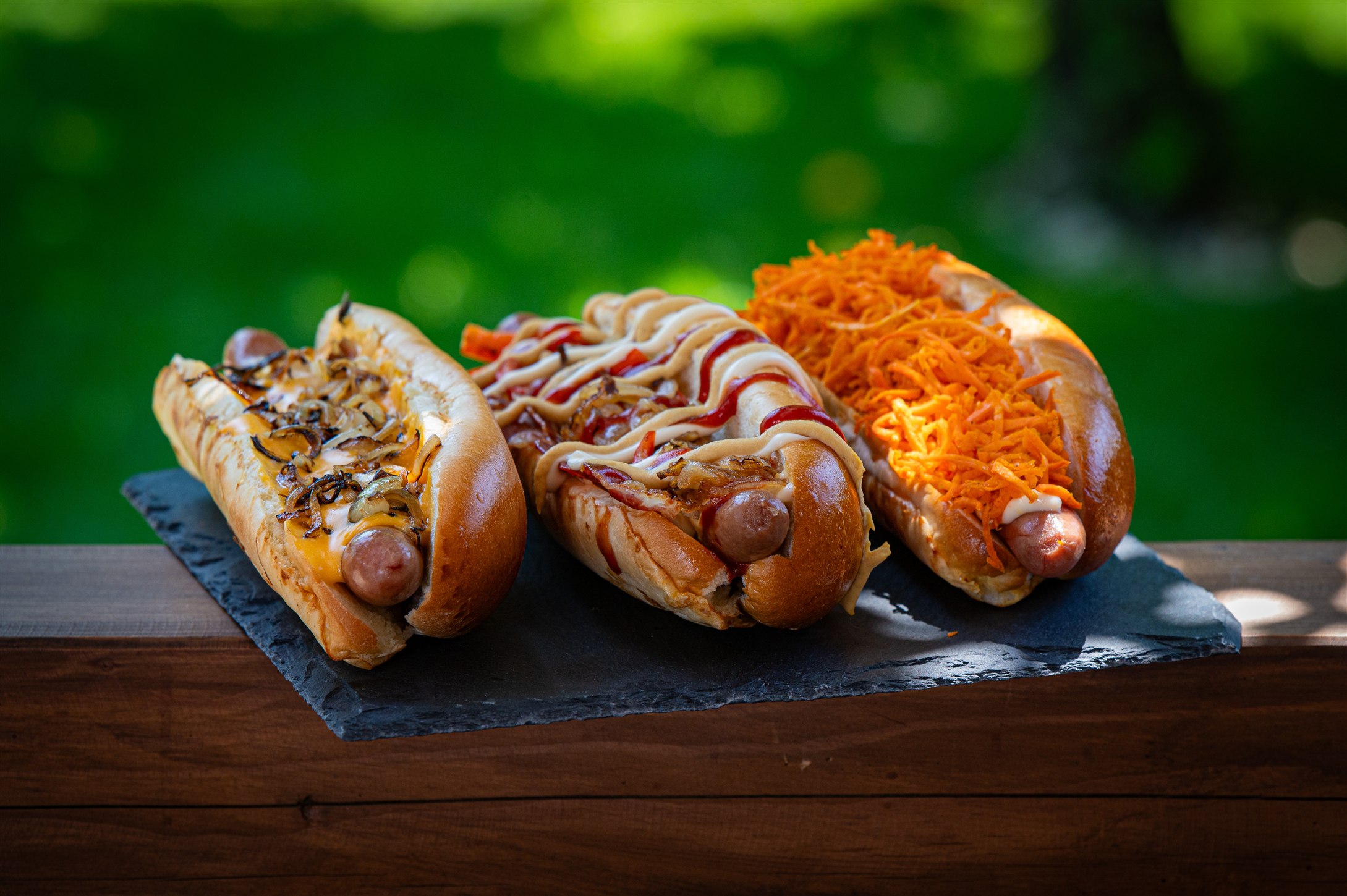Trei hot dogs pe platou